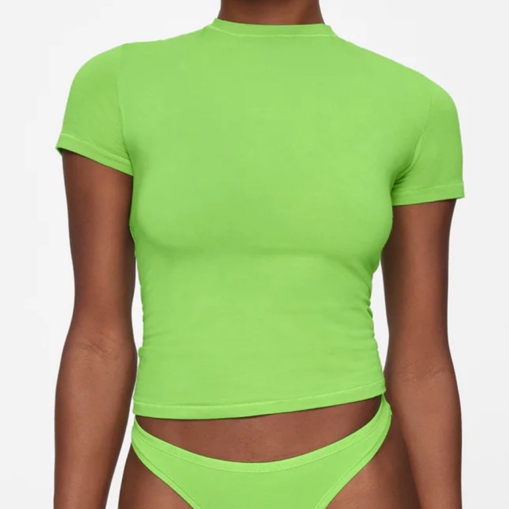 SKIMS Rare Short Sleeve Crop Tee in Neon Green